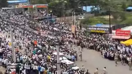 ಗೋಕಾಕ: ಗೋಕಾಕ ಪಟ್ಟಣದಲ್ಲಿ ಜಾತ್ರೆ ಎತ್ತುಗಳ ಶರತ್ತುಗಳು ಯರಗಟ್ಟಿಯ ಅಜೀತ ದೇಸಾಯಿ ಇವರ ಎತ್ತುಗಳು ಪ್ರಥಮ ಸ್ಥಾನ 5 ಲಕ್ಷ ಬಹುಮಾನ