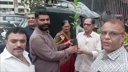 જૂનાગઢ: શહીદ પાર્ક નજીક સેવાભાવી સંસ્થા ગિરનારી ગ્રુપ દ્વારા વિવિધ પ્રકારના ફૂલ - ઝાડના રોપાઓનું વિનામૂલ્યે વિતરણ કરાયું