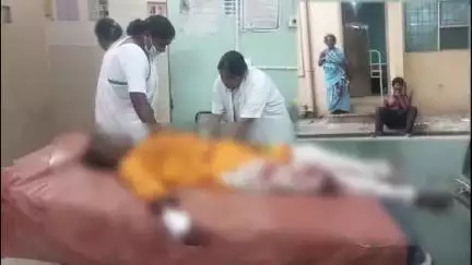 పలమనేరు: ప్రభుత్వ ఆసుపత్రి వద్ద మద్యం మత్తులో యువకుడు హల్చల్, అతని భార్యకు తీవ్ర గాయాలు భయబ్రాంతులకు గురైన సిబ్బంది