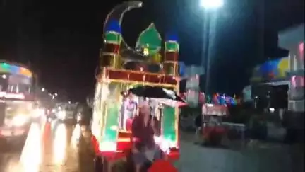 আউশগ্রাম ১: ঝিরঝিরে বৃষ্টির মধ্যেই মহরমের তাজিয়া নিয়ে গুসকরা শহর পরিক্রমা করল মুসলিম ধর্মালম্বী মানুষেরা, লাঠি খেলায় মাতেন যুবকরা