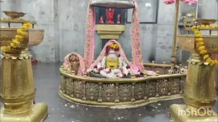 होशंगाबाद नगर: श्री काले महादेव मंदिर में समिति द्वारा श्री काले महादेव का श्री प्रकाश महादेव के रूप में श्रृंगार