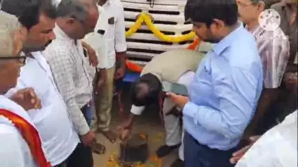 చెన్నూరు: నూతనంగా 5 కొత్త బస్ సర్వీసులను ప్రారంభించిన మంత్రి వివేక్ వెంకటస్వామి