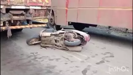 खेड: भरणे मार्गावर ट्रकला पाठीमागून जोरदार धडक देत दुचाकीचा भीषण अपघात; स्वार गंभीर जखमी