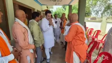 त्योंथर: IPS मयंक मिश्रा के चाचा और दादी का दुर्घटना में निधन, त्यौंथर विधायक ने कोनियाखुर्द पहुंचकर जताया शोक