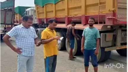 चौपारण: चोरदाहा चेकपोस्ट पर सीओ संजय यादव ने बालू लदे ट्रैक्टरों की जांच की