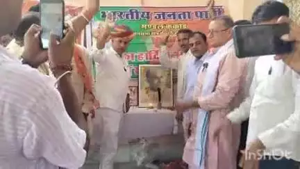 उनियारा: अलीगढ़ में डॉ. श्यामा प्रसाद की जयंती पर बीजेपी कार्यकर्ताओं ने अर्पित की पुष्पांजलि, विधायक राजेंद्र गुर्जर रहे मौजूद