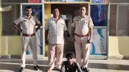 मनोहरथाना: मनोहर थाना पुलिस ने तेल के टिन चोरी करने के मामले में आरोपी को किया गिरफ्तार, चोरी का माल ज़ब्त