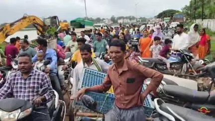 नारायणपुर: गौरवपथ मार्ग पर जाम से राहगीर परेशान, बेतरतीब वाहन पार्किंग और सड़क किनारे दुकानें बनीं बाधा