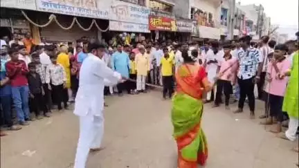 जालना: आनंदी स्वामी पालखीच्या मिरवणूकीत लहानग्यांनीही लाठीकाठी खेळून वेधले लक्ष; महिलांनीही दाखविले लाठीकाठीचे प्रात्यक्षिक