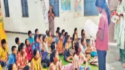 महासमुंद: जिले में युक्तियुक्तकरण के खिलाफ विरोध प्रदर्शन, बच्चों को स्कूल न भेज गांव में लगाई जा रही है पाठशाला