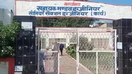 चंदौसी: चंदौसी रेलवे स्टेशन के इंजीनियर रेल ट्रैकमैन को कमीशन मांगने की शिकायत पर सीबीआई टीम ने किया गिरफ्तार