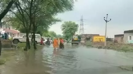देवसर: देवसर विधानसभा के बनौली ग्राम की सड़कों पर जल भराव, प्रशासन जेसीबी से पानी निकालने का प्रयास कर रहा