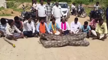 జనగాం: గానుగుపహాడ్ సమీపంలో బ్రిడ్జి నిర్మాణ పనులను పూర్తి చేయాలంటూ అఖిలపక్ష పార్టీ ఆధ్వర్యంలో ధర్నా నిర్వహణ