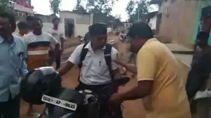 पेण्ड्रा रोड गौरेला: ग्राम पंचायत परासी के सचिव के साथ कुछ ग्रामीणों ने की बदसलूकी, धक्का-मुक्की पर ग्रामीण भी उतरे