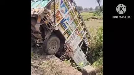 जावद: मोरवन-रतनगढ़ मार्ग पर अनियंत्रित पिकअप खाई में गिरा, कोई जनहानि नहीं