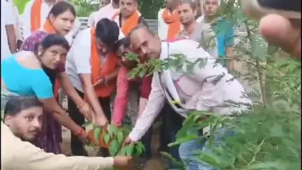 नवाबगंज: करौंदी खुर्द में डॉ. श्यामा प्रसाद मुखर्जी की जयंती के उपलक्ष्य में वृक्षारोपण व गोष्ठी का आयोजन किया गया