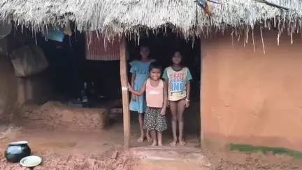 ତେଲକୋଇ: ଲଗାଣ ବର୍ଷାରେ ମାଟି କୁଡ଼ିଆ ଭଙ୍ଗା ଘରେ ପାଣି ସମସ୍ୟା ଘେରରେ ବେଣା ଗାଁର ଏକାଧିକ ପରିବାର ,ପ୍ରତୀକ୍ରିୟା ରଖିଲେ # Jansamasya