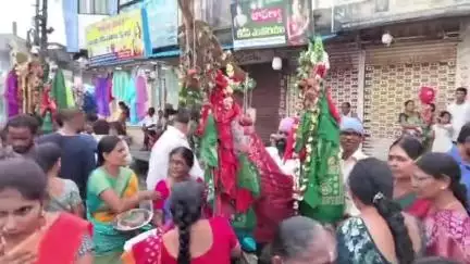 జగిత్యాల: జిల్లా కేంద్రాల్లో  ఘనంగా మొహరం వేడుకల సందర్భంగా పీర్లను దర్శించుకున్న పట్టణ ప్రజలు గ్రామ ప్రజలు.