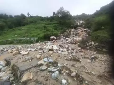 घाट: नंदानगर रामणी मोटर मार्ग पर वर्षा के चलते दो दिनों से मार्ग बंद, ग्रामीणों को हो रही दिक्कतें, 13 लिंक मार्ग भी बंद