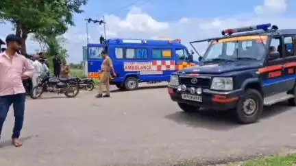 झांसी: झांसी-शिवपुरी हाईवे के नया खेड़ा मोड़ के पास हुआ भीषण हादसा, आपे पलटने से एक की मौत और 6 घायल