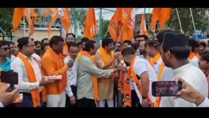 नागपूर ग्रामीण: वाठोडा चौकात शिवसेना ठाकरे गट आणि मनसे आले एकत्र, ढोल ताशे वाजवून करण्यात आला जल्लोष
