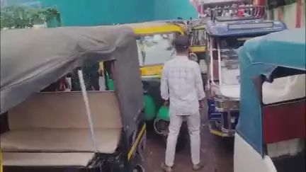 सतना रेलवे स्टेशन के गेट नंबर दो के बाहर ऑटो का जमावड़ा, यात्रियों को हुई भारी दिक्कत
