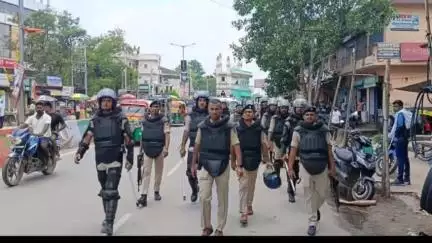 सासाराम: रोहतास पुलिस ने सासाराम में किया फ्लैग मार्च, मुहर्रम पर्व के लिए सुरक्षा के व्यापक इंतजाम किए