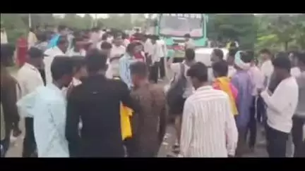 राजिम: देवभोग क्षेत्र के कॉलेज के पास कार और मोटरसाइकिल की भिड़ंत, तीन व्यक्ति घायल