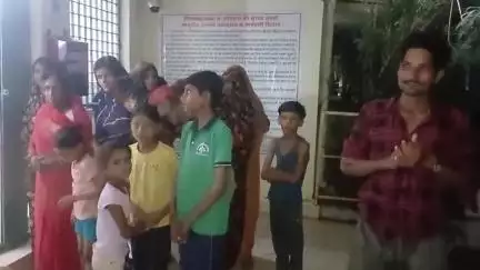छतरपुर नगर: ग्राम श्यामरी पुरवा में दबंगों ने पीड़ित परिवार के घर पर किया पथराव, पीड़ित सिविल लाइन थाने में शिकायत दर्ज कराने पहुंचे