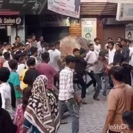 संभल: संभल एकता पुलिस चौकी के पास किसी बात को लेकर दो युवकों में हुई मारपीट, वीडियो हुआ वायरल