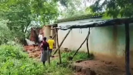 ସୁନ୍ଦରଗଡ ସହର: ବର୍ଷାରେ ଭାଙ୍ଗିଲା ଲେଢ଼ିମଙ୍ଗର ଜଣଙ୍କ ଘର, ଅଳ୍ପକେ ବର୍ତ୍ତିଲେ  ପରିବାର