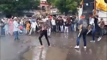 લીંબડી: લીંબડીમા મહોરમ નિમિત્તે પરંપરાગત શહેર ના મુખ્ય માર્ગો પર તાજીયા ઝુલુસ નીકળ્યા હતા.કોમી એકતા ભાઈચારાના દ્રશ્યો જોવા મળ્યા