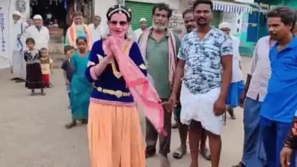 ఎమ్మిగనూరు: ఎమ్మిగనూరు' : గోనెగండ్లలో ఆదినారాయణ రెడ్డి ఎరుమ సంవత్సరంలో ఎల్ల వయసులో మహిళా వేషధారణ వేసి ప్రత్యేక ఆకర్షణ....