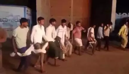 ಚಳ್ಳಕೆರೆ: ತಾಲ್ಲೂಕಿನ ಓಬಯ್ಯನಹಟ್ಟಿ ಗ್ರಾಮದಲ್ಲಿ ಮೊಹರಂ ಹಬ್ಬದ ಸಂಭ್ರಮ; ತಮಟೆ ವಾದ್ಯಗಳಿಂದ ಕುಣಿದ ಯುವಕರೊಂದಿಗೆ ಯಜಮಾನರು
