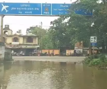 କେସିଙ୍ଗା: ଉତକେଲା ଉଡାଯାହାଜ ପଡ଼ିଆ ଯିବା ରାସ୍ତାର ମୁଖ୍ୟ ଗେଟ ସମ୍ମୁଖରେ ଜମୁଛି ବର୍ଷା ପାଣି ,ଯାତାୟାତ ବାଧାପ୍ରାପ୍ତ l