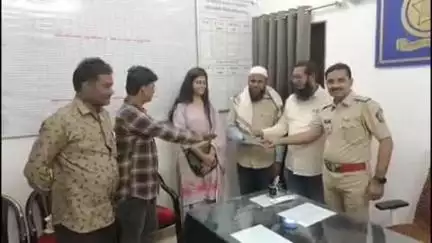 नांदेड: श्रीनगर येथील महिलेचा ऑटोत विसरलेला दिड लाख किमतीचा मोबाईल भाग्यनगर पोलीस स्टेशनमध्ये जाऊन ऑटो चालकाने महिलेला केले परत