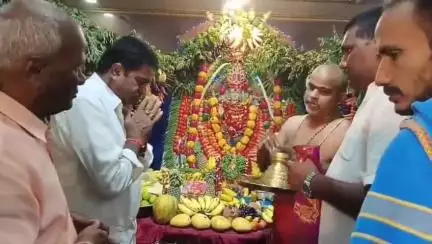 నగరంలోని వాసవి కన్యకా పరమేశ్వర దేవి ఆలయంలో ప్రత్యేక పూజలు నిర్వహించిన విజయవాడ ఆర్టీసీ జోనల్ చైర్మన్ రెడ్డి అప్పలనాయుడు