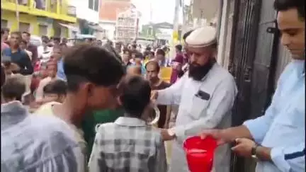 आंवला: आंवला में मोहर्रम पर निकलने वाले ताजियों के जुलूस पर चेयरमैन ने की पुष्प वर्षा