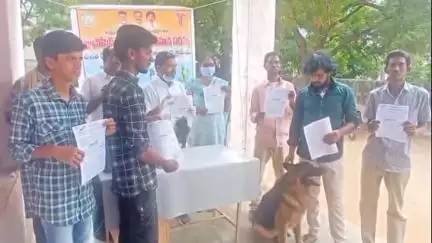 రాయదుర్గం: ప్రపంచ జూనోసిస్ దినోత్సవం సందర్భంగా పట్టణంలో జంతు సంరక్షకులకు అవగాహన కల్పించిన పశువైద్యాధికారులు