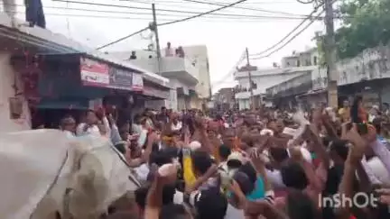 बरेली: जोगी नवादा में मोहर्रम के जुलूस के दौरान हिंदू समुदाय ने मुस्लिम समुदाय पर की फूलों की बारिश