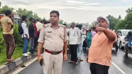 हज़ारीबाग: नेशनल पार्क के पास टोटो और स्विफ्ट डिजायर की टक्कर, समाजसेवी नीरज कुमार ने पेश की मानवता की मिसाल