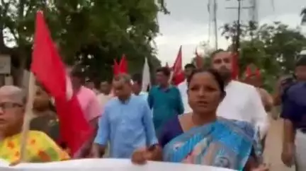 মোহনপুর: ধর্মঘটের সমর্থনে কালীবাজারে বামেদের মিছিলকে ঘিরে মুখোমুখি BJP ও CPI(M), পরিস্থিতি নিয়ন্ত্রণে রাখে পুলিশ