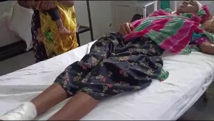 बांसवाड़ा: वीड़ा पाड़ा गांव में चलते हुए ऑटो से गिरी 7 माह से गर्भवती महिला, सिर और पैर पर लगी चोट, एमजी अस्पताल में उपचार जारी