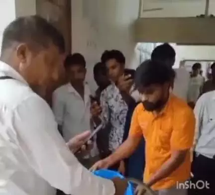 बारां: शहीद राजमल मीणा जिला चिकित्सालय के आईसीयू वार्ड में घुसा सांप, स्नैक कैचर ने किया रेस्क्यू, मरीजों को मिली राहत