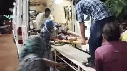 జహీరాబాద్: నల్లంపల్లి చౌరస్తా సమీపంలో బైక్ అదుపుతప్పి ఇద్దరికీ తీవ్ర గాయాలు, ఆసుపత్రికి తరలింపు