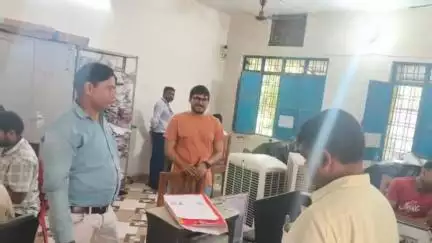 डेहरी: कोई योग्य मतदाता छूटे ना अभियान के तहत डेहरी प्रखंड में प्रपत्र संग्रह और अपलोडिंग जारी
