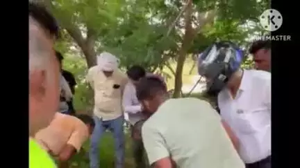 बक्सर: इटाढ़ी रोड पर तुर्कपुरवा गांव के पास स्कार्पियो ने बाइक सवार को टक्कर मारी, स्थानीय लोगों ने अस्पताल पहुंचाया