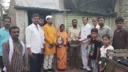 बसमत: दत्तमंदिर परिसरात राहणाऱ्या अल्पभूधारक शेतकऱ्यांच्या मुलाने CAपरीक्षेत यश प्राप्त केल्याने भोसले परिवारातर्फे सत्कार केल