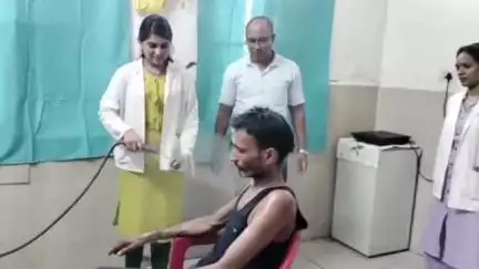 दमोह: भागदौड़ में आयुर्वेदिक दवाएं बन रहीं लोगों का सहारा, डॉ. बृजेश कुलकारिया ने जिला आयुष केंद्र में मरीजों को किया रोगमुक्त