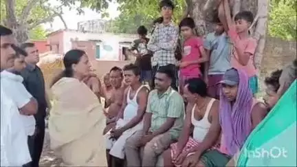 बड़हरा: बभनगावा दलित बस्ती पहुंची पूर्व विधायक आशा देवी ने लोगों से मुलाकात कर समस्याओं के निदान का दिया भरोसा